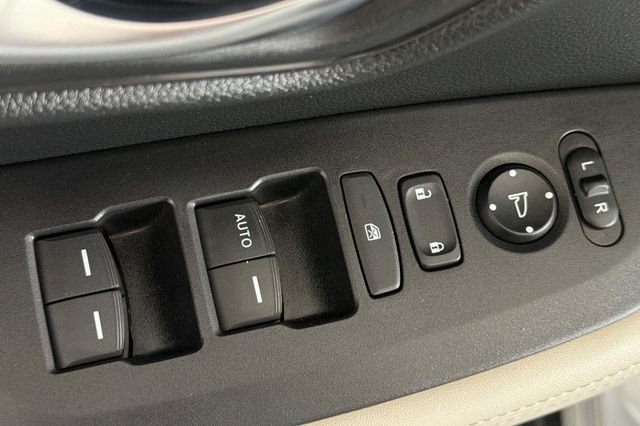 Used 2023 Lunar Silver Metallic Honda LX image 16