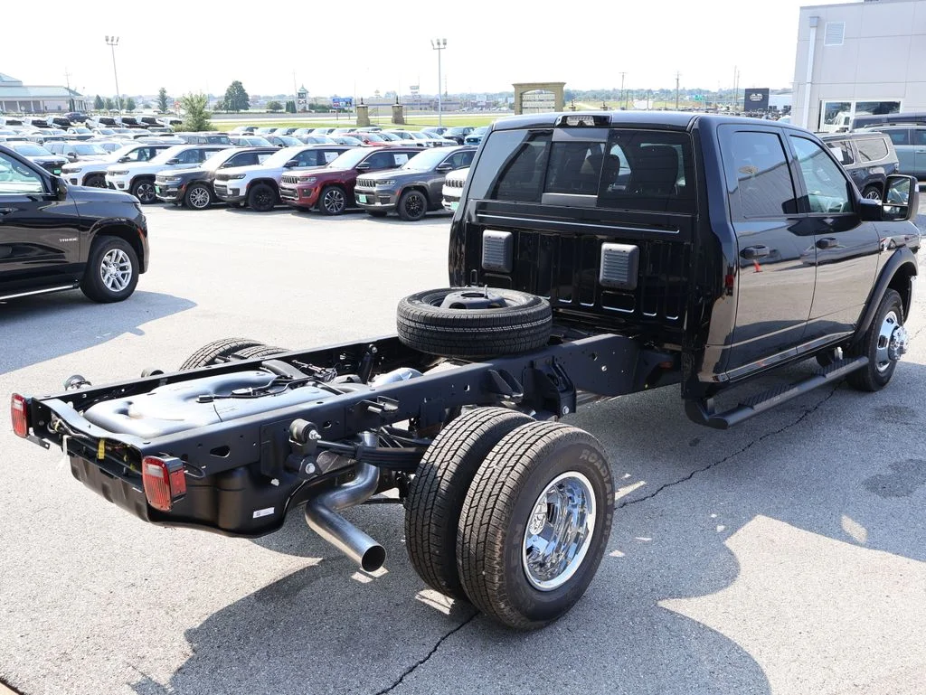 New 2026 Diamond Black Crystal Pearl-Coat Exterior Paint RAM Tradesman image 5