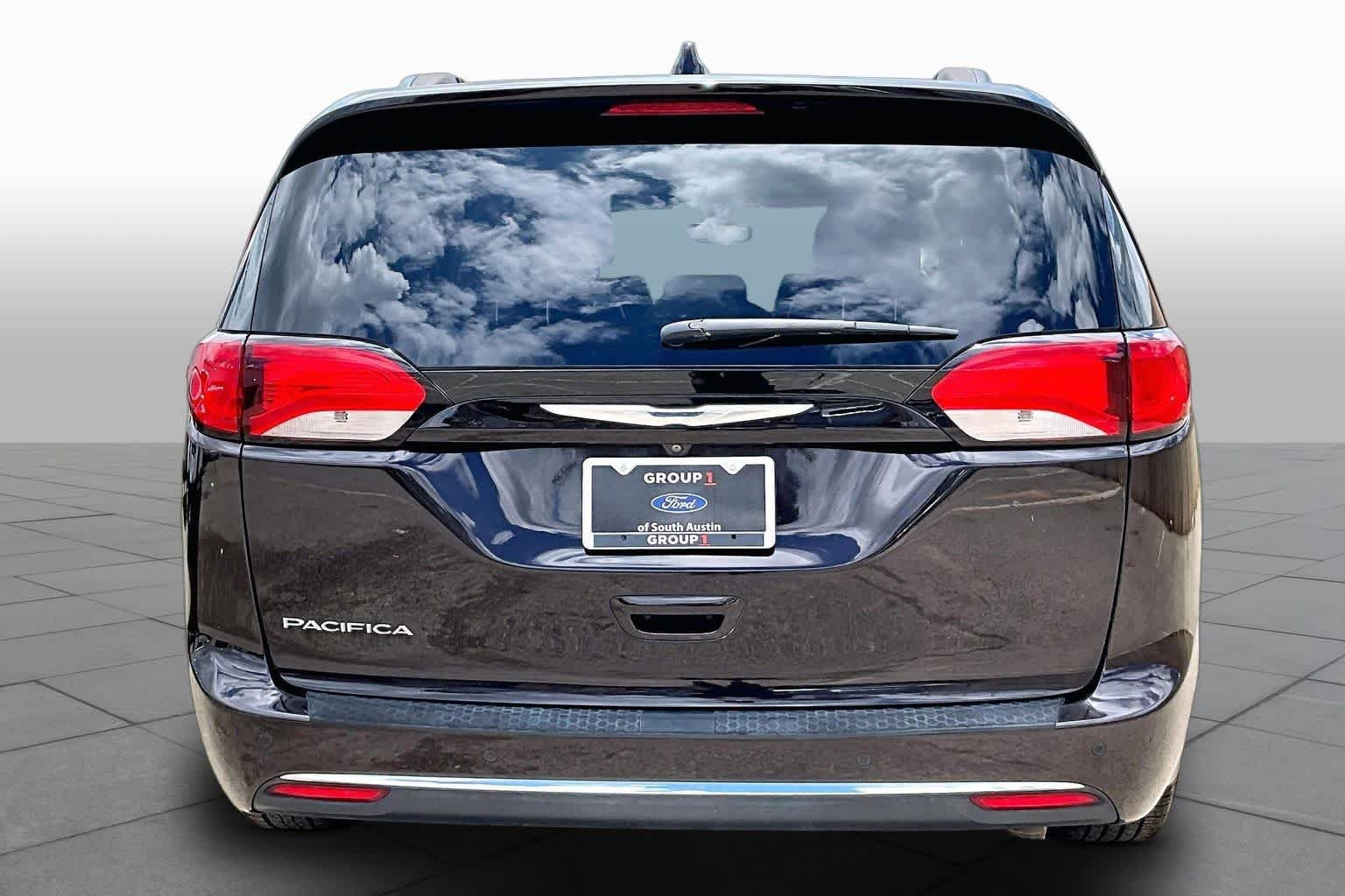 Used 2017 Dark Cordovan Pearlcoat Chrysler Touring-L image 5