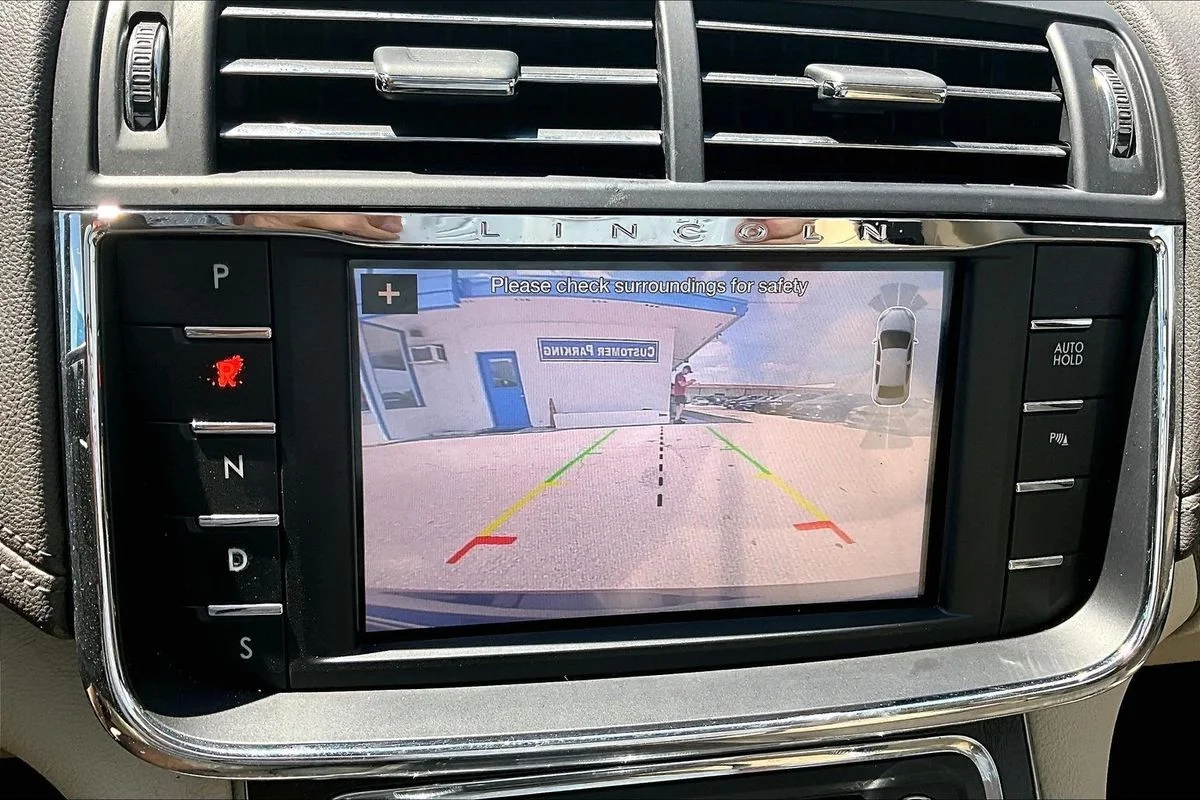 Used 2017 Blue Lincoln Select image 14