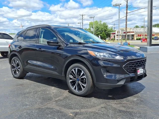 Used 2022 Black Ford SE image 1