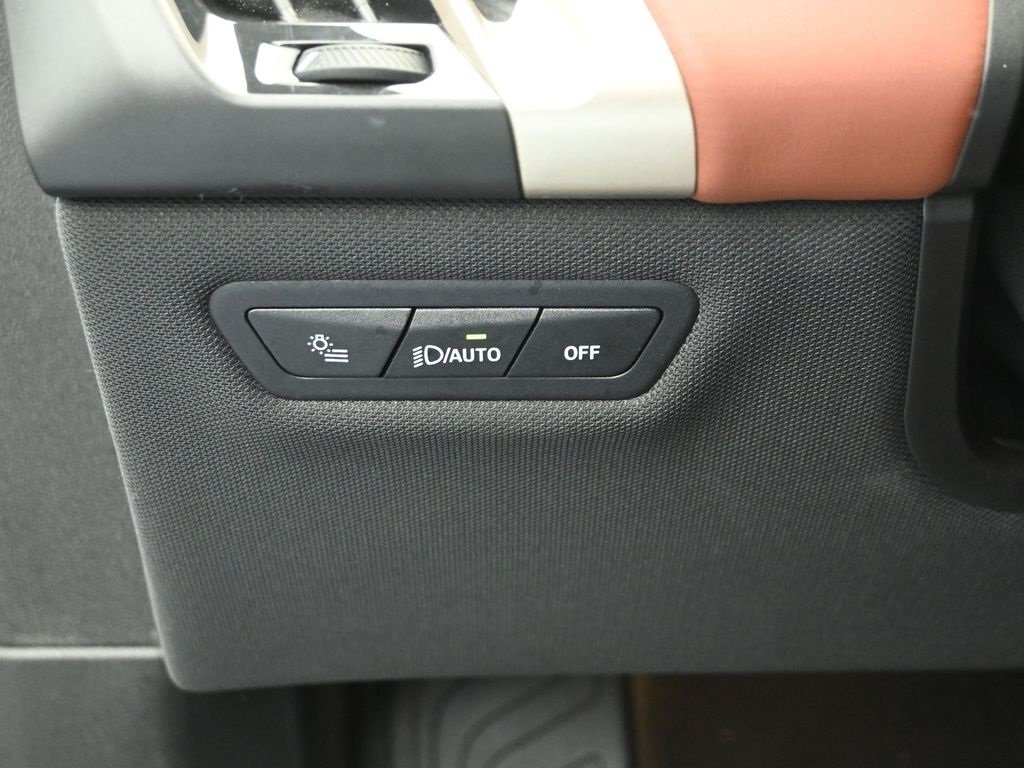 2023 BMW IX - Image 10