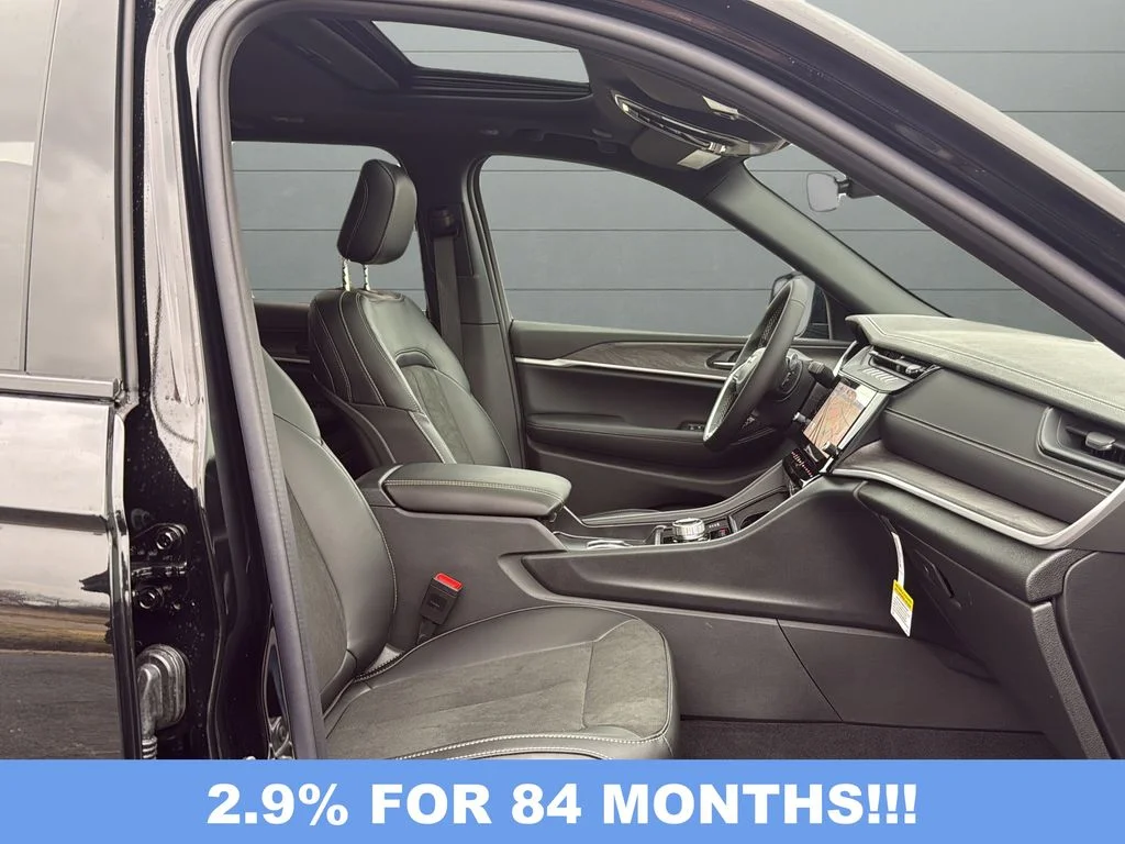 New 2026 Diamond Black Crystal Pearl-Coat Exterior Paint Jeep Altitude image 15