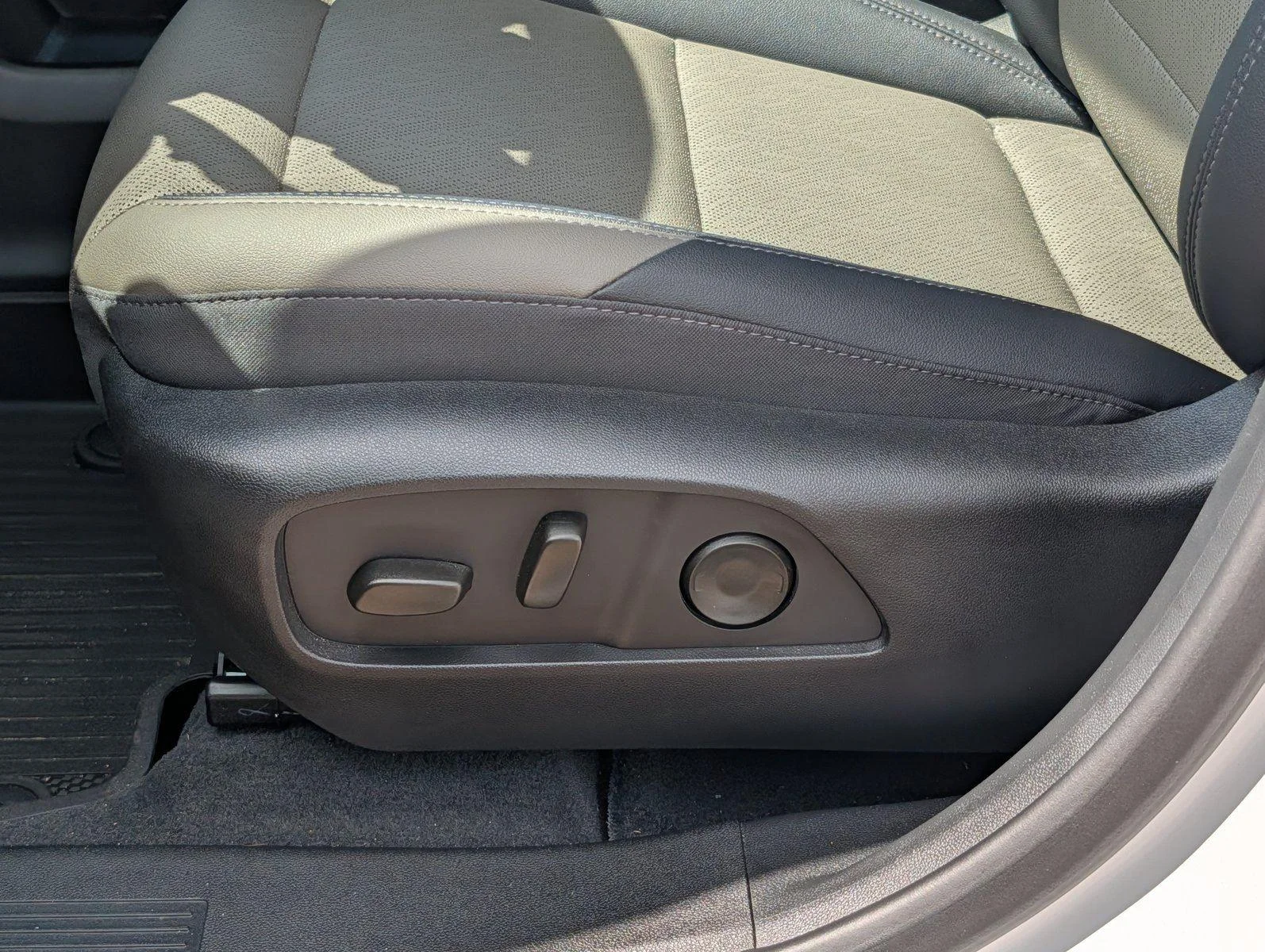 Used 2026 Summit White Chevrolet LT image 11