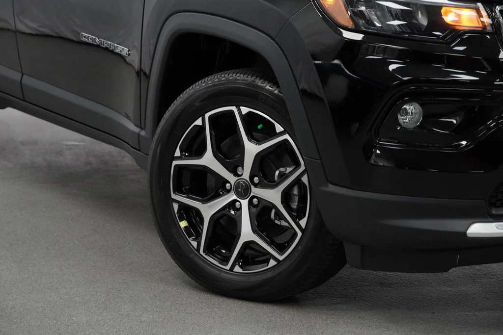 New 2026 Diamond Black Crystal Pearl-Coat Exterior Paint Jeep Limited image 4