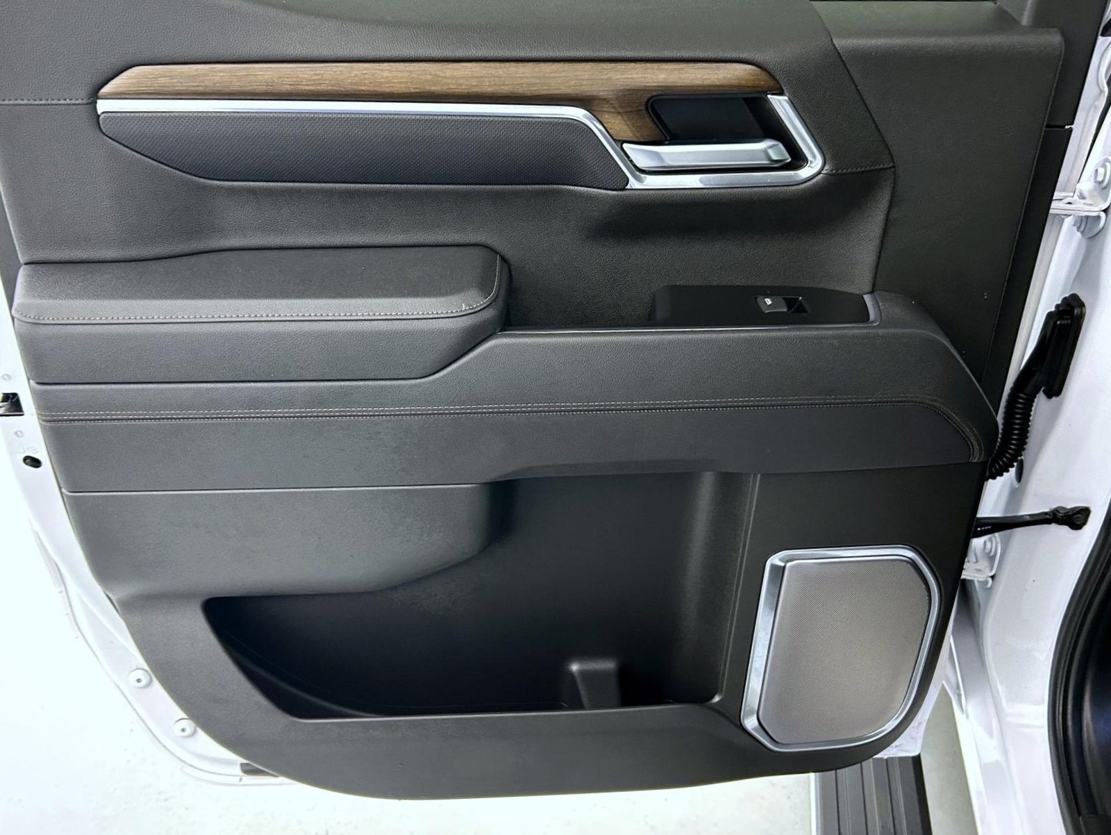 Used 2025 Beige Chevrolet High Country image 21