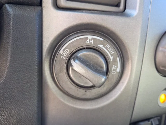 Used 2004 Gray Nissan LE image 22