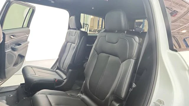 New 2026 Bright White Clear-Coat Exterior Paint Jeep Limited image 20