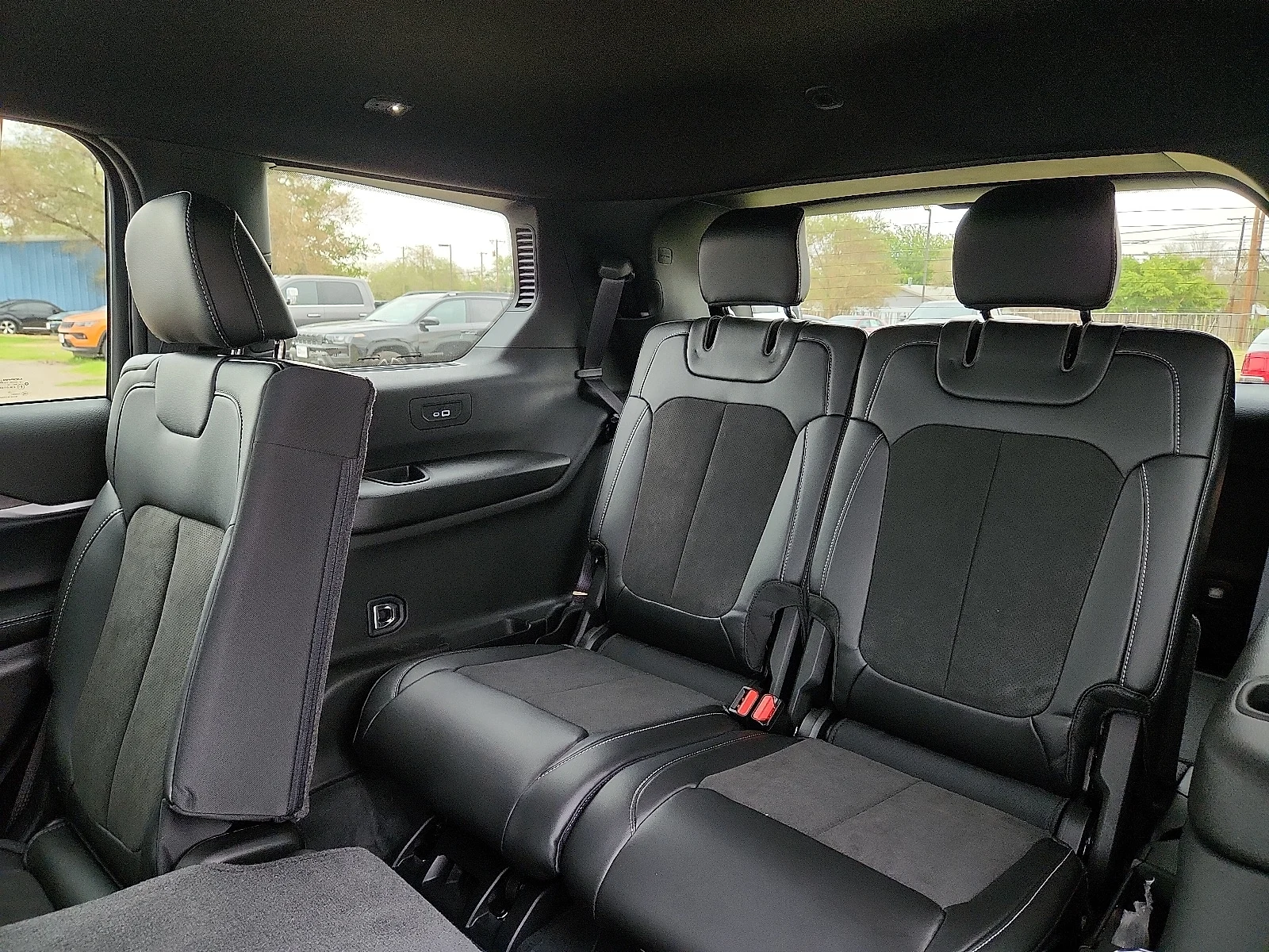 New 2027 PW7 Bright Whit Jeep LAREDO 4X4 image 9