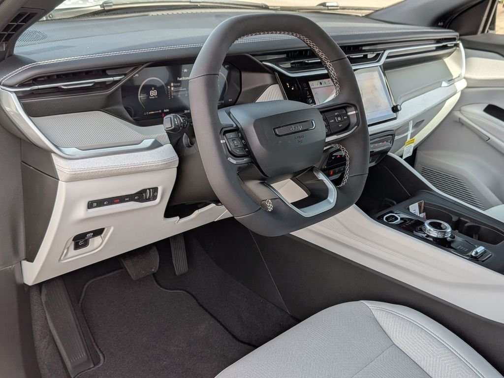 New 2026 Bright White Clear-Coat Exterior Paint Jeep Laredo image 33