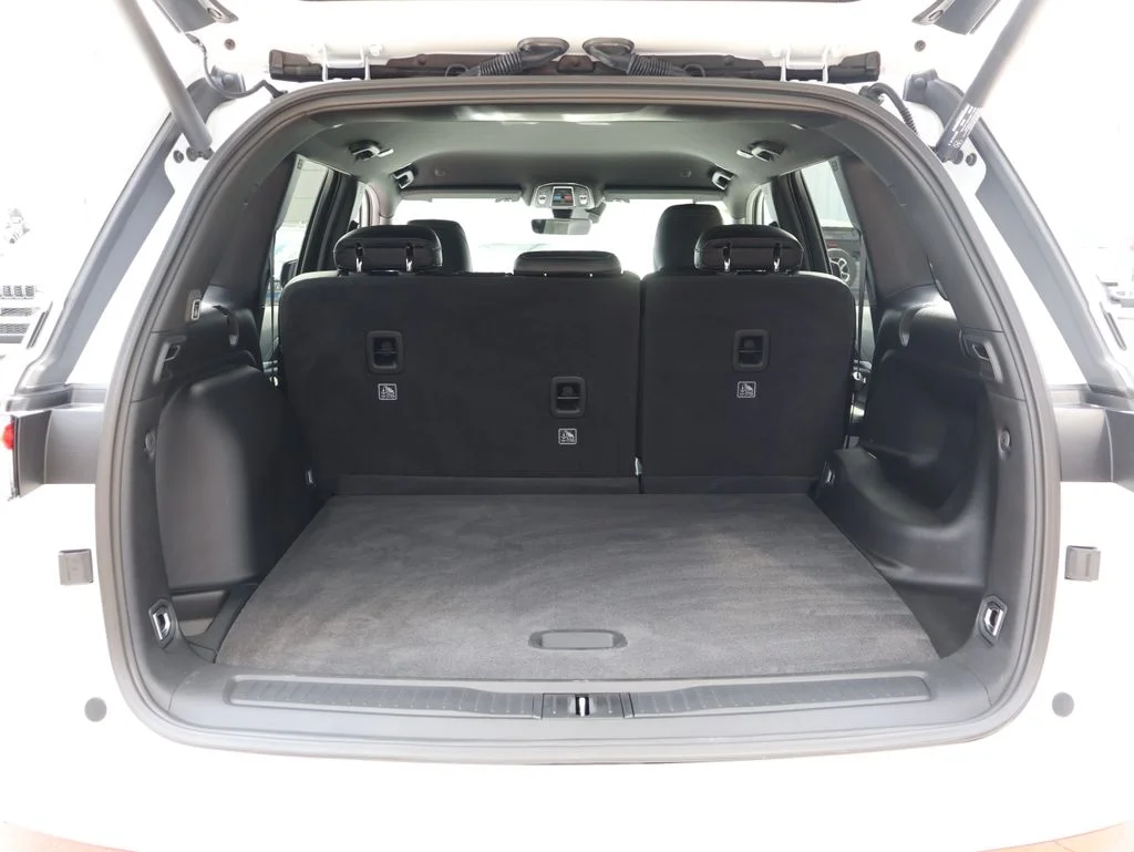 New 2026 Bright White Clear-Coat Exterior Paint Jeep Altitude image 13