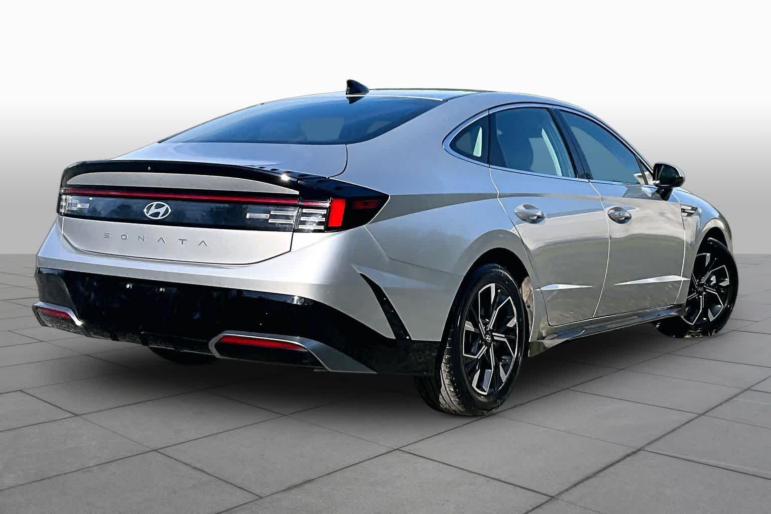 Used 2025 Aero Silver Hyundai SEL image 13