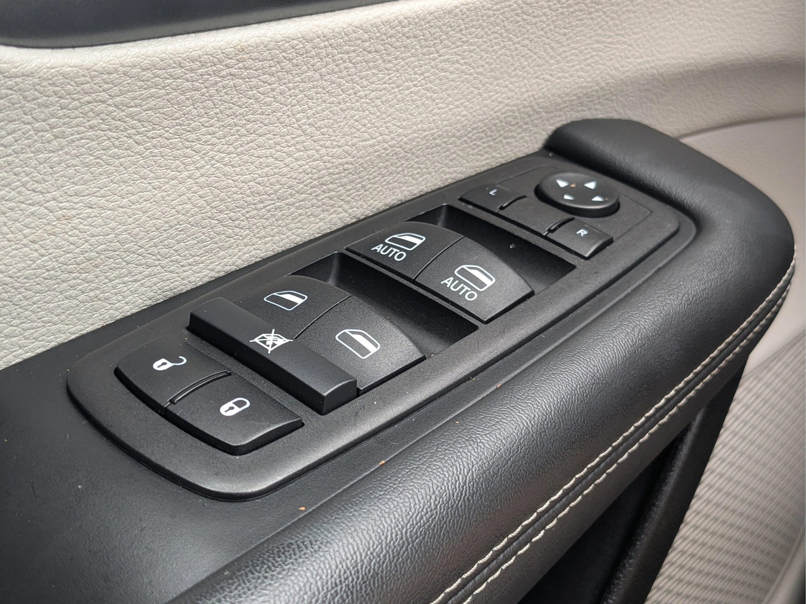 Used 2024 Diamond Black Crystal Pearlcoat Chrysler Touring L image 18