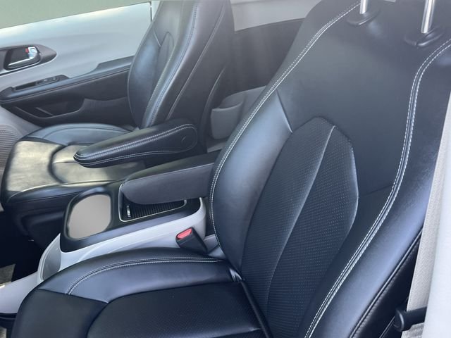 Used 2024 Silver Mist Clearcoat Chrysler Touring L image 12
