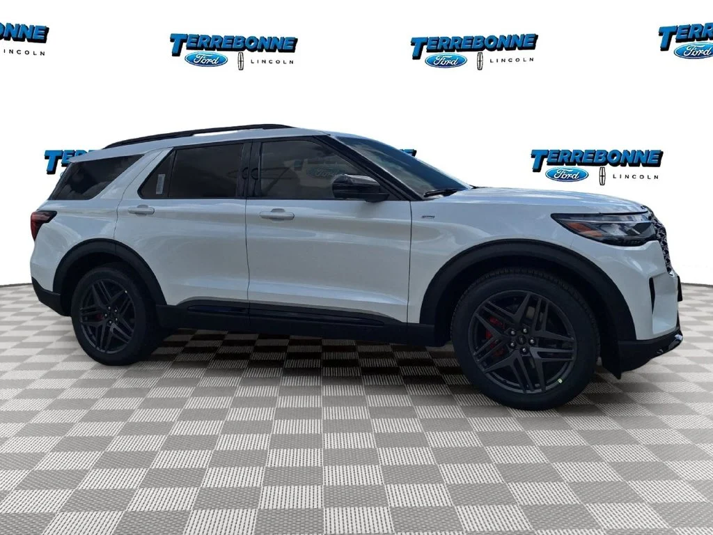 New 2027 Star White Metallic Tri-Coat Ford ST-Line image 3