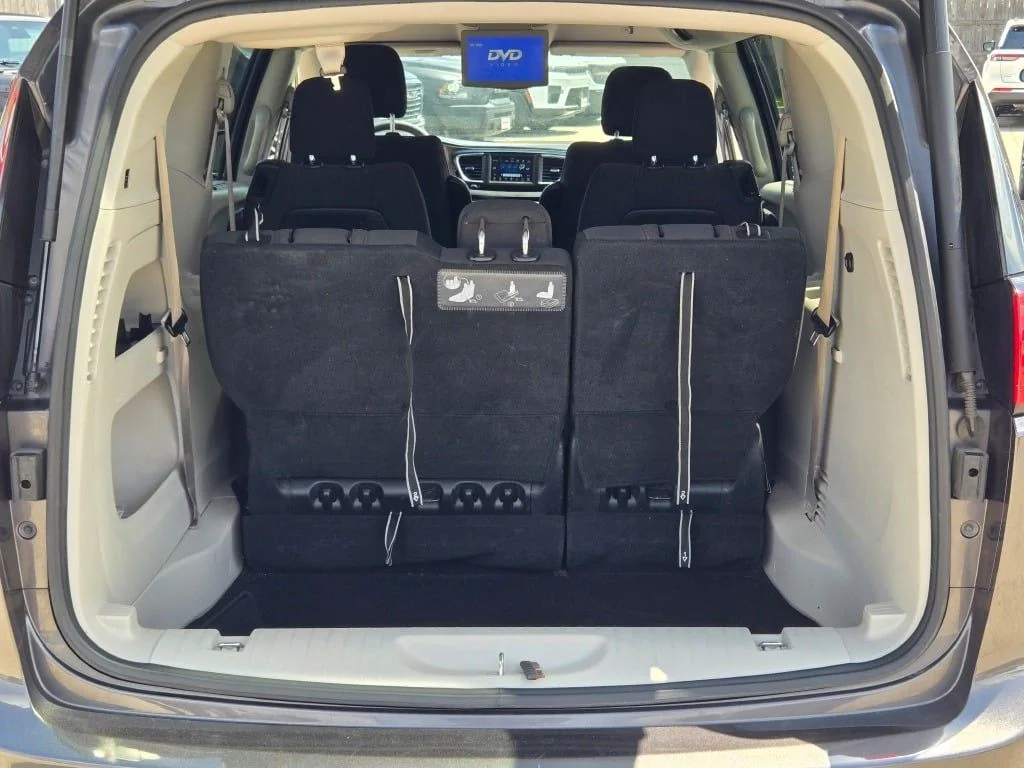 Used 2018 Gray Chrysler Touring Plus image 10