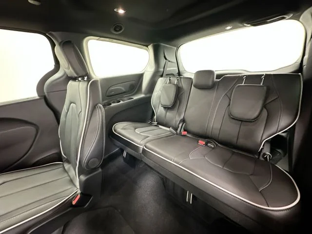 New 2027 Diamond Black Crystal Pearl-Coat Exterior Paint Chrysler Limited image 27
