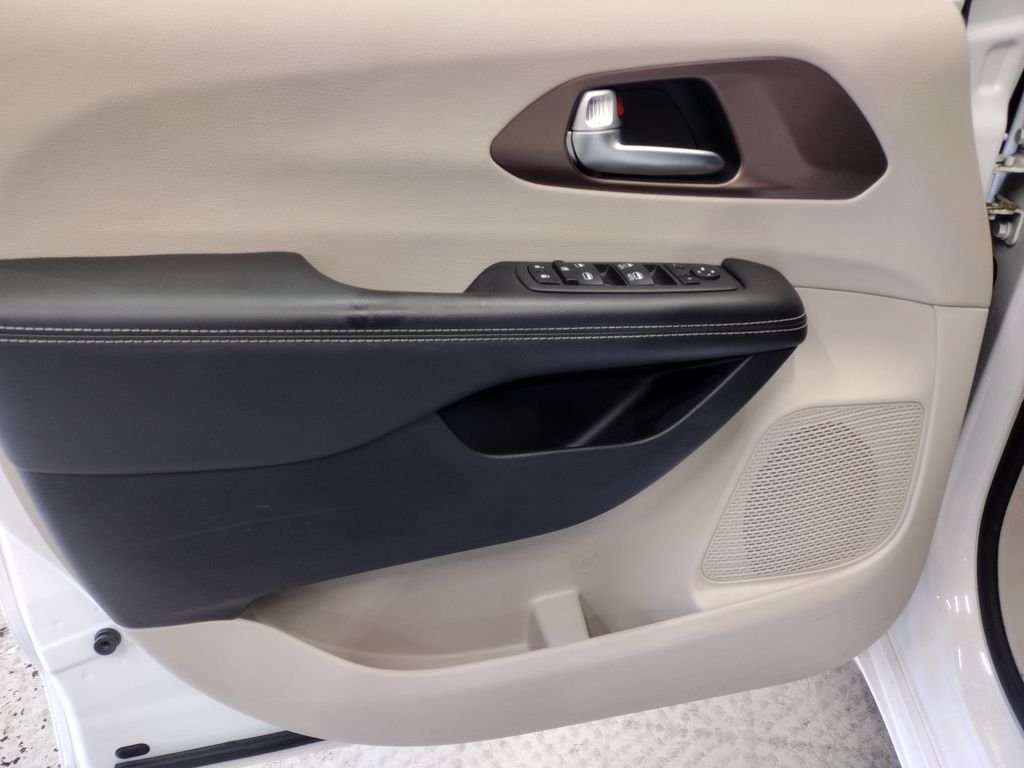 Used 2023 White Chrysler LX image 19