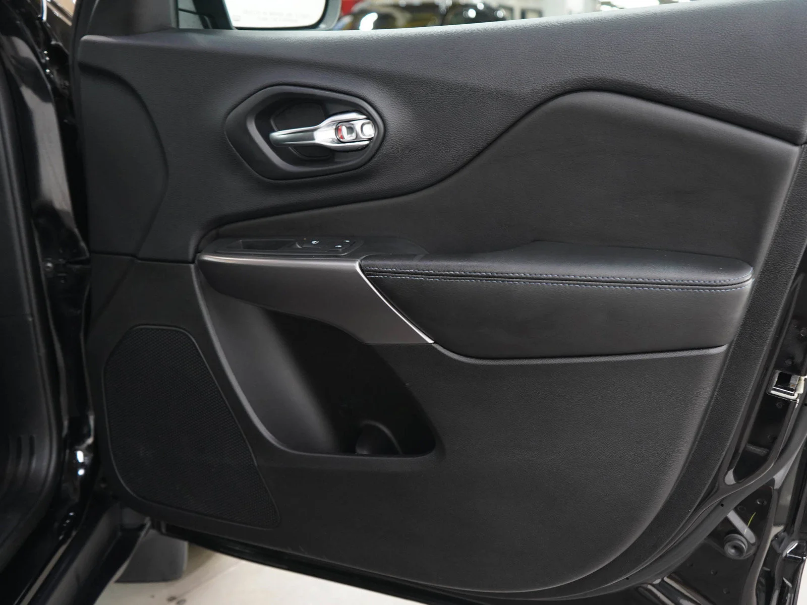 Used 2019  Jeep Latitude image 9