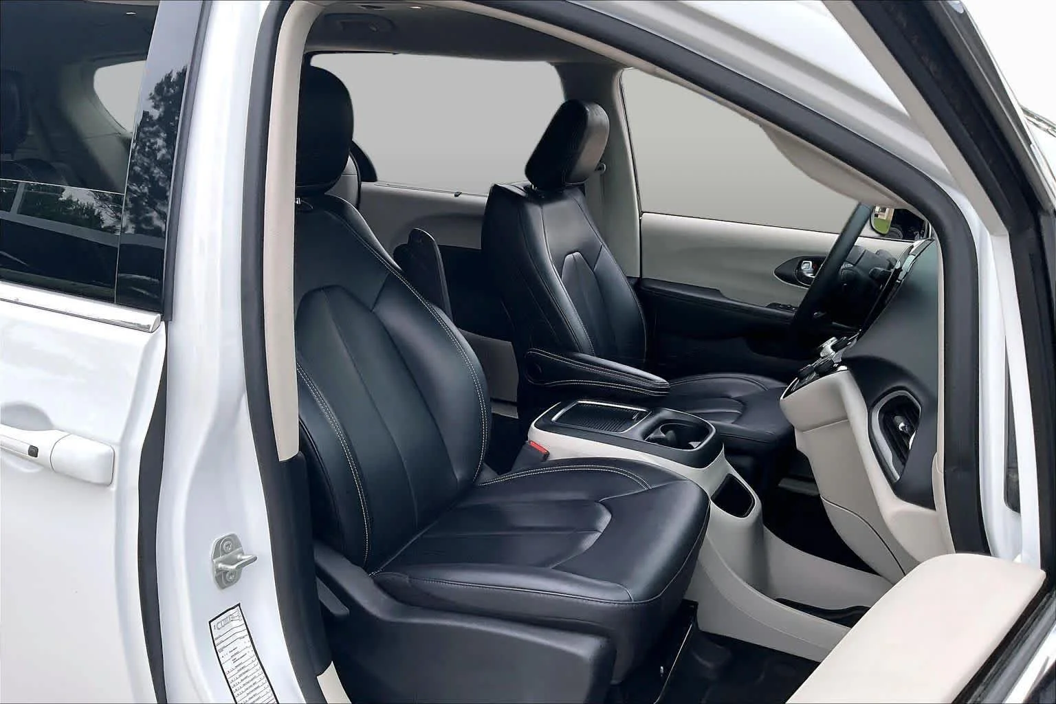 Used 2024 Bright White Clearcoat Chrysler Touring L image 9