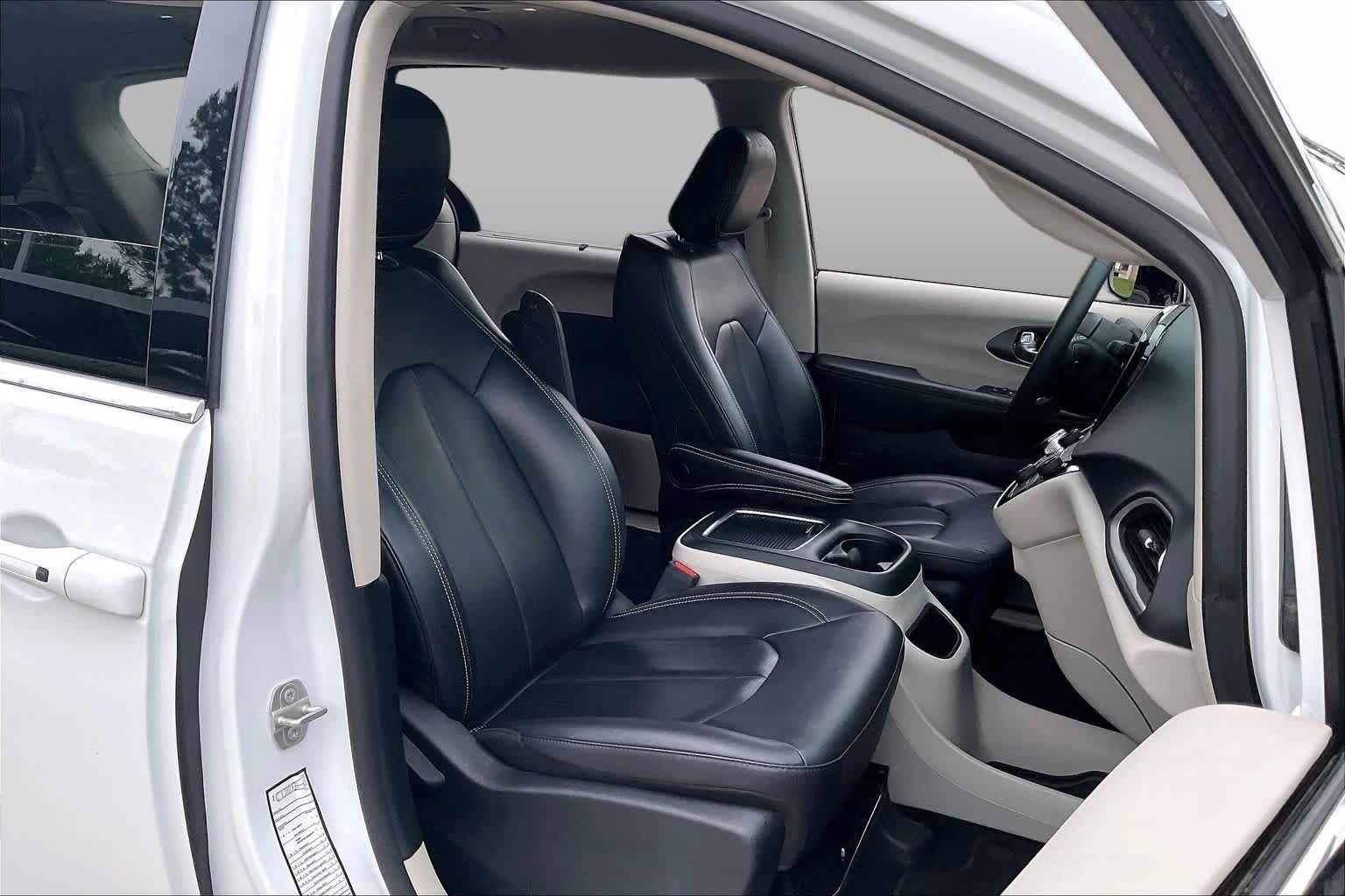 Used 2024 Bright White Clearcoat Chrysler Touring L image 9