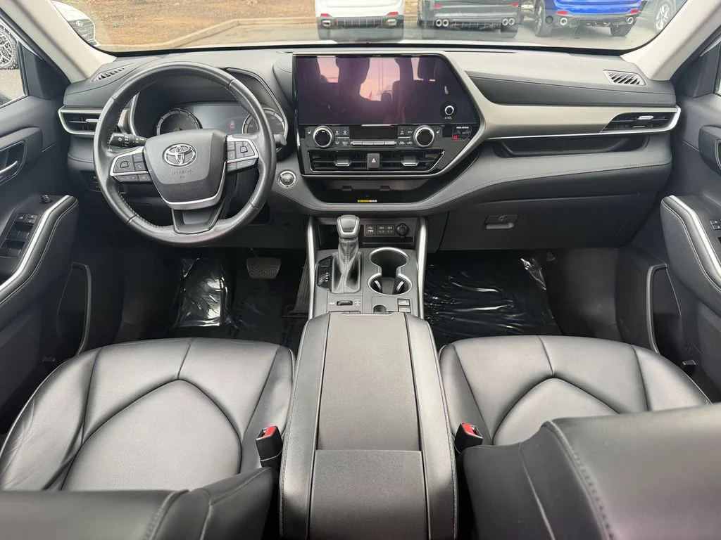 Used 2023 Wind Chill Pearl Toyota XLE image 27