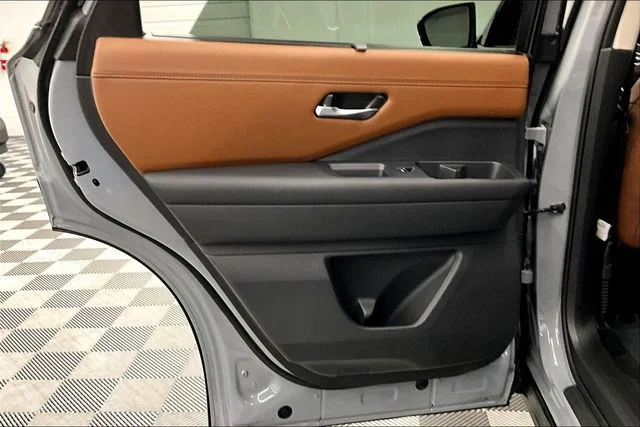 Used 2025 Boulder Gray Pearl Nissan Platinum image 23