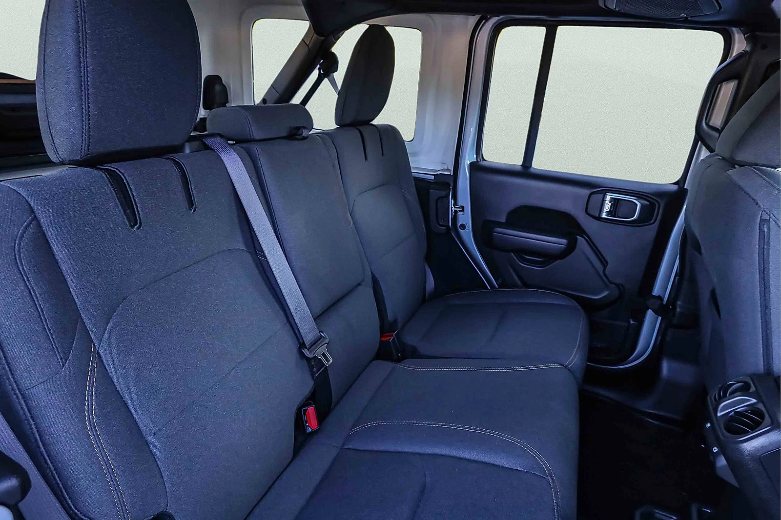 Used 2024 Silver Zynith Clearcoat Jeep Sport S image 25