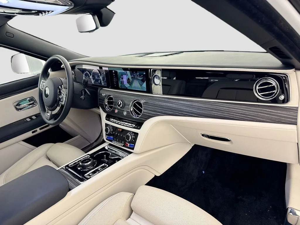 Used 2022 White Rolls-Royce  image 30
