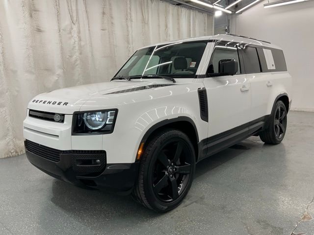 Used 2024 White Land Rover X-Dynamic SE image 4