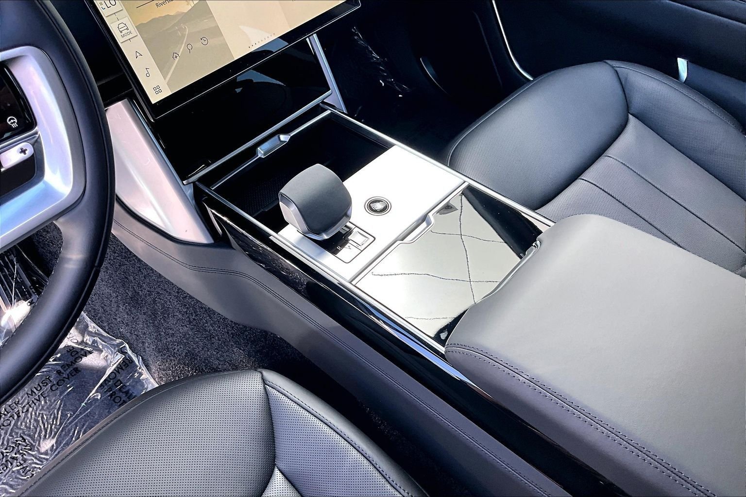 New 2026 Santorini Black Land Rover SE image 8