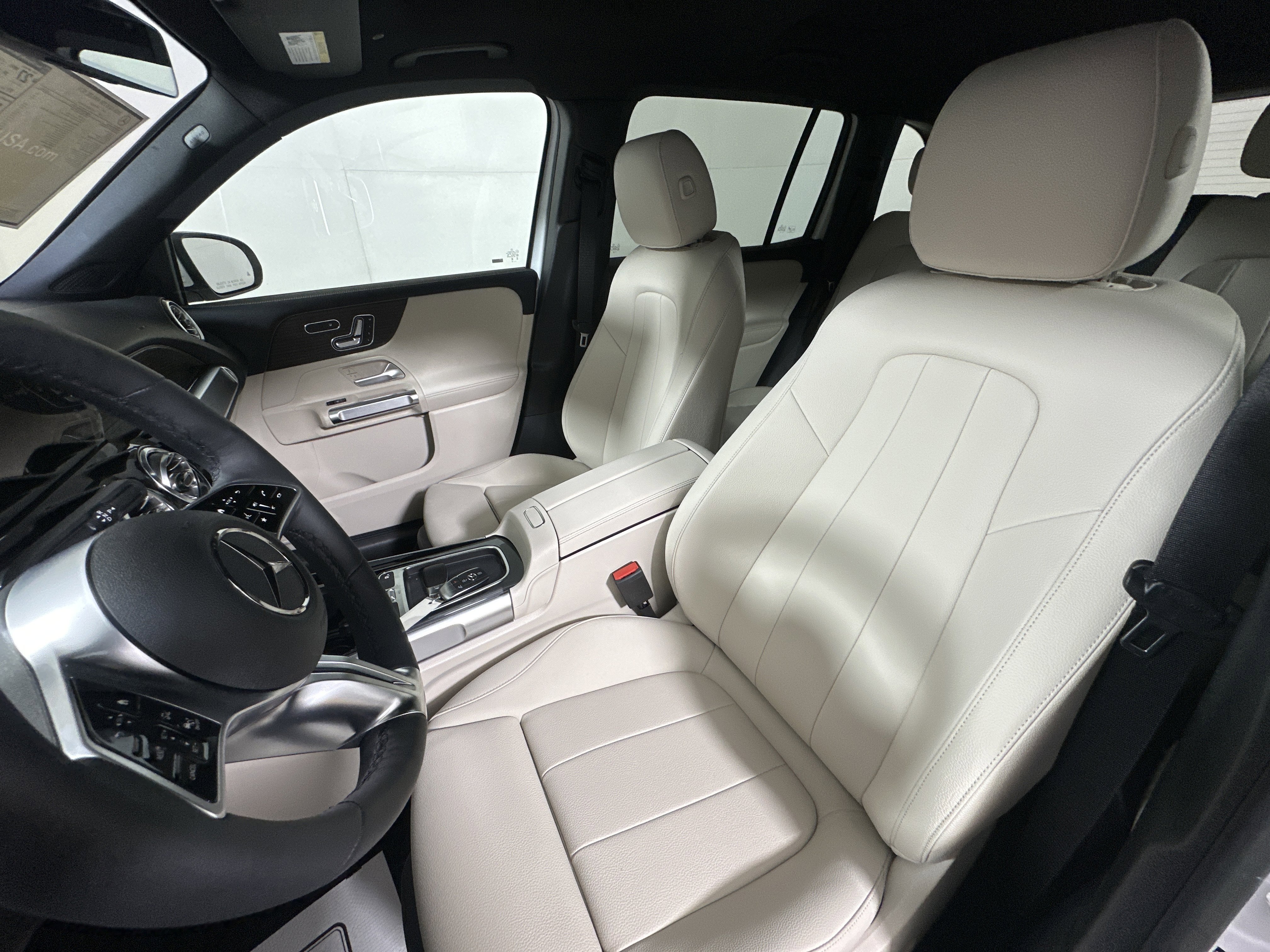 New 2026 Polar White Mercedes-Benz GLB 250 image 9