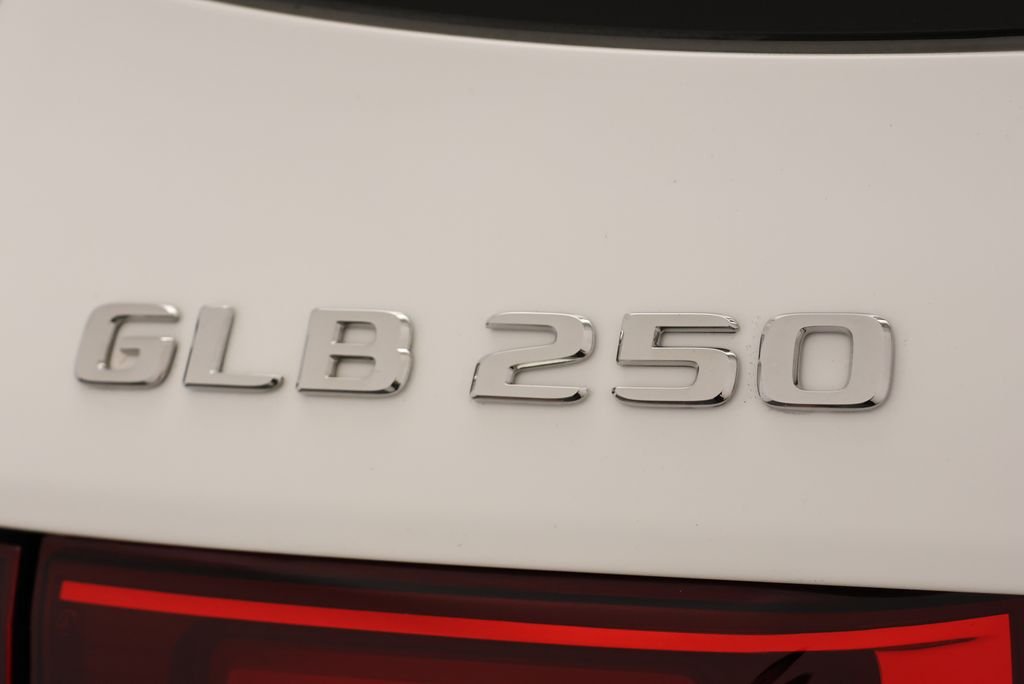 Used 2026 Night Black Mercedes-Benz GLB 250 image 9
