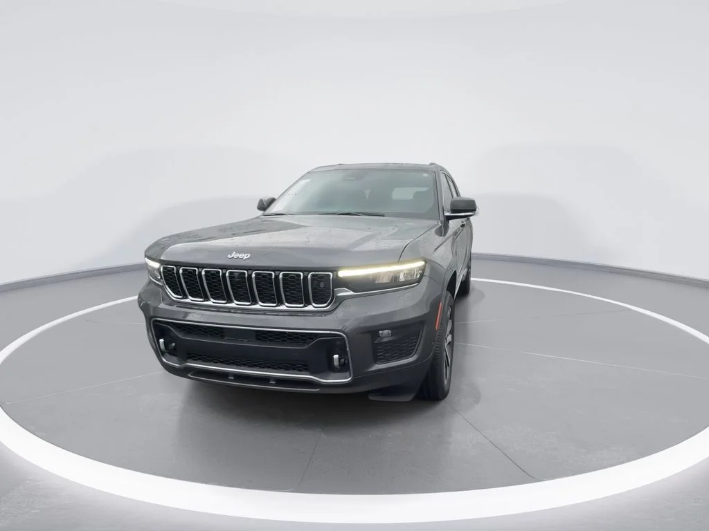 Used 2025 Gray Jeep Overland image 3