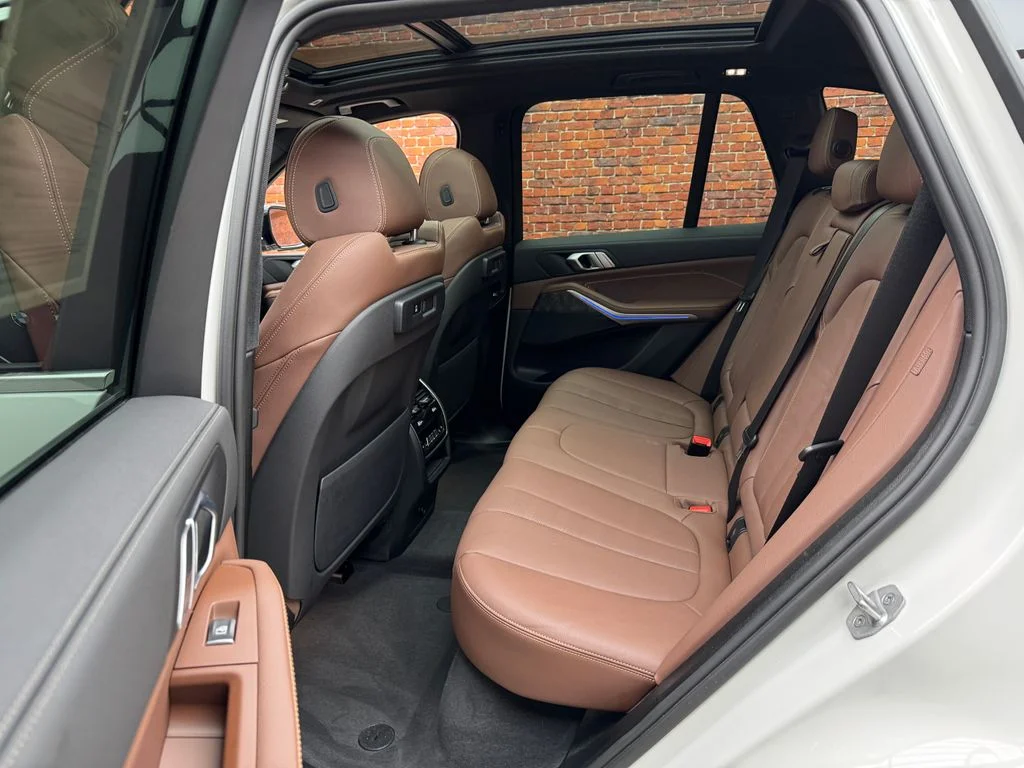 Used 2022 White BMW xDrive40i image 24