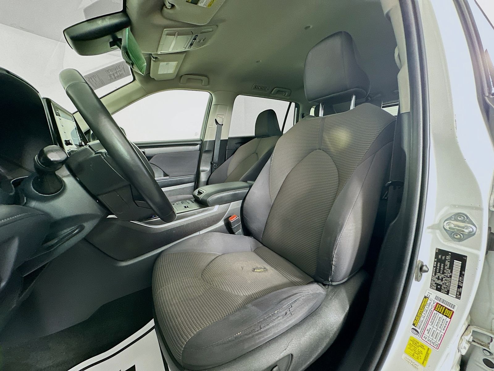Used 2022 Pearl Toyota LE image 21