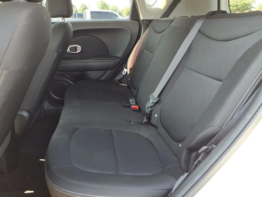 Used 2018 White Kia Base image 21