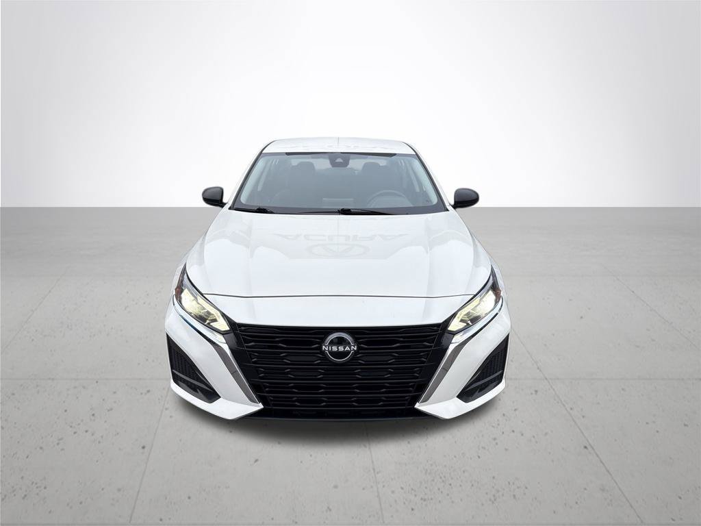 Used 2025 Glacier White Nissan 2.5 SV image 2
