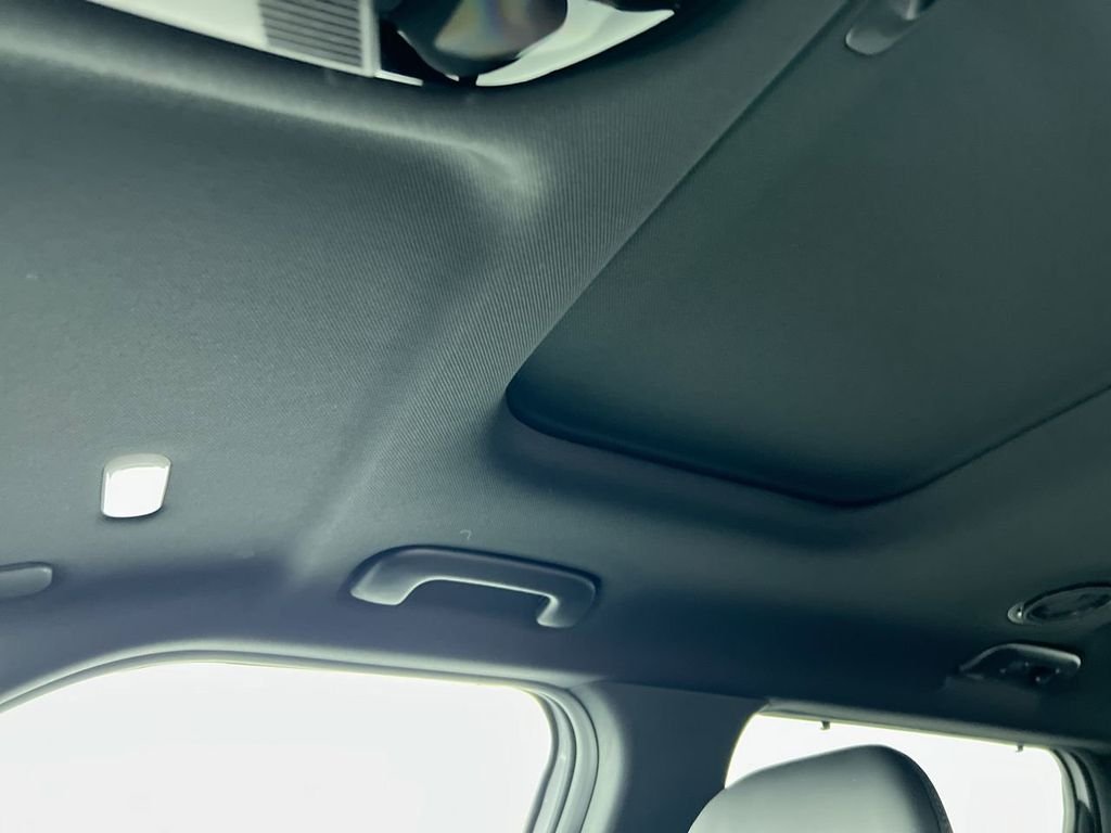 New 2027 Glacial White Pearl Kia X-LINE SX image 19