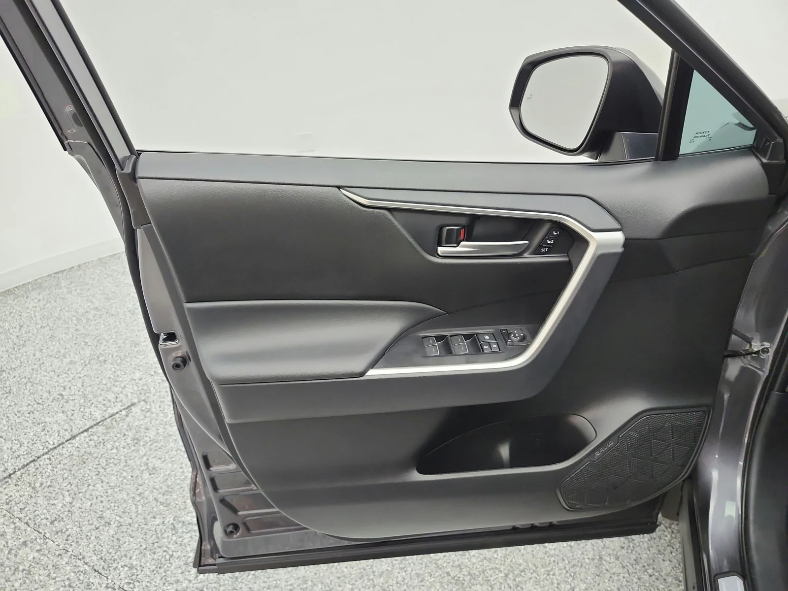 Used 2025 Magnetic Gray Metallic Toyota XLE Premium FWD (Natl) image 14
