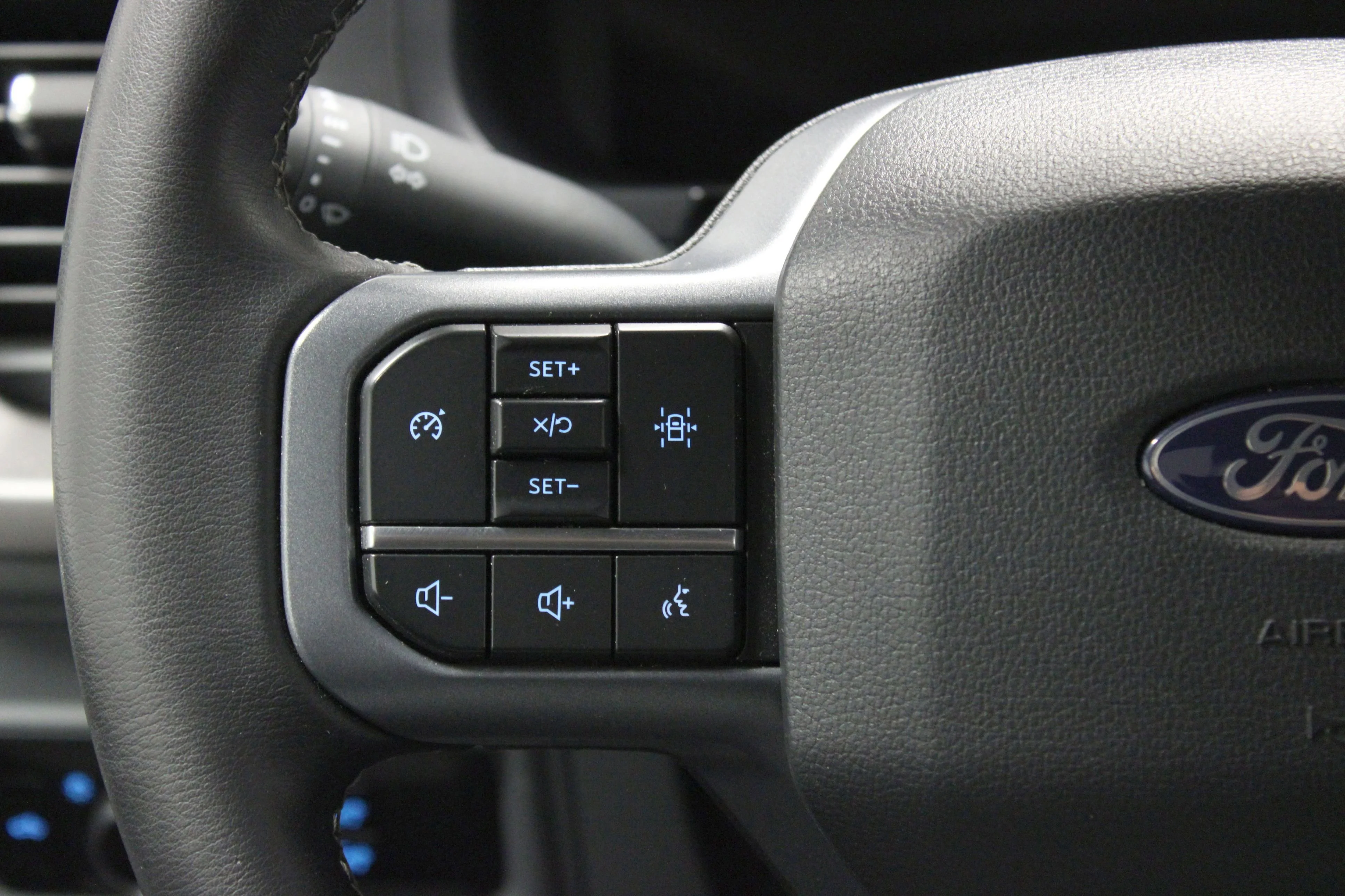 Used 2025 Agate Black Metallic Ford XLT image 23
