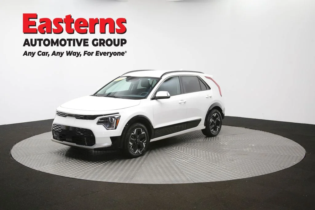 Used 2023 White Kia Wind image 55
