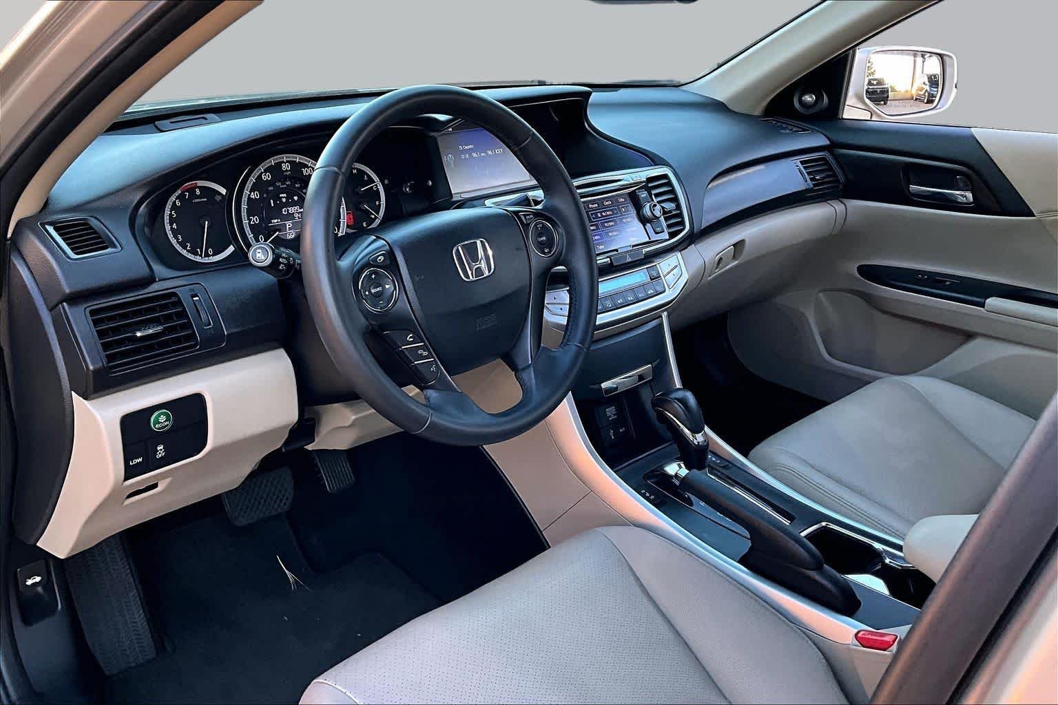 Used 2015 Champagne Frost Pearl Honda EX-L image 17