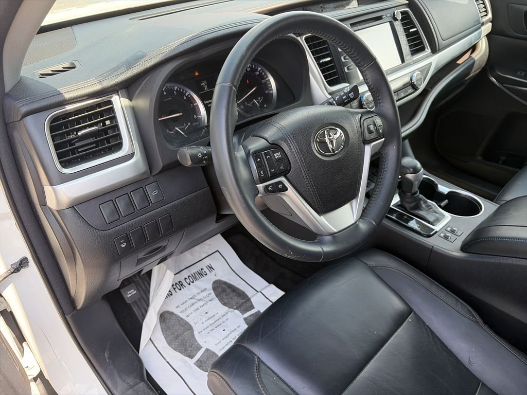 Used 2016 White Toyota XLE V6 image 11