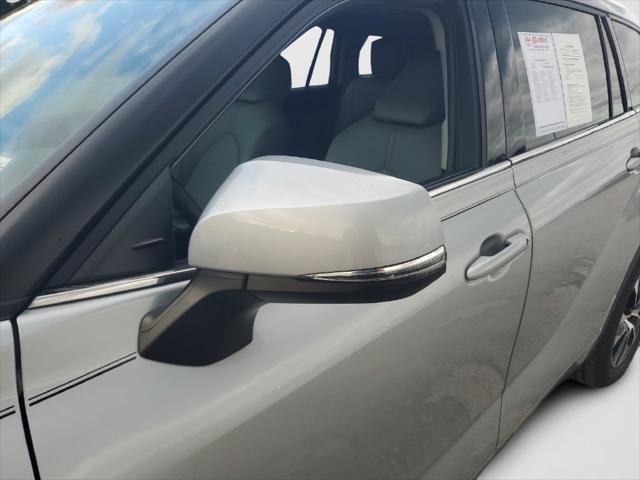 Certified Used 2020 CELESTIAL SILVER METALLIC Toyota  image 29