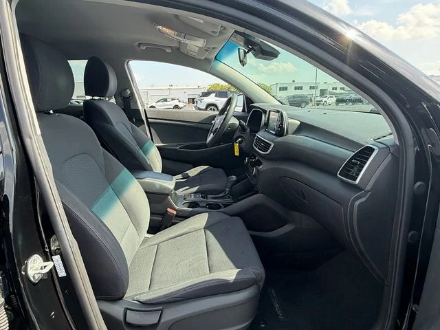 Used 2020 Black Hyundai SE image 16