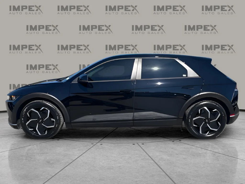 Used 2023 Black Hyundai SE image 2