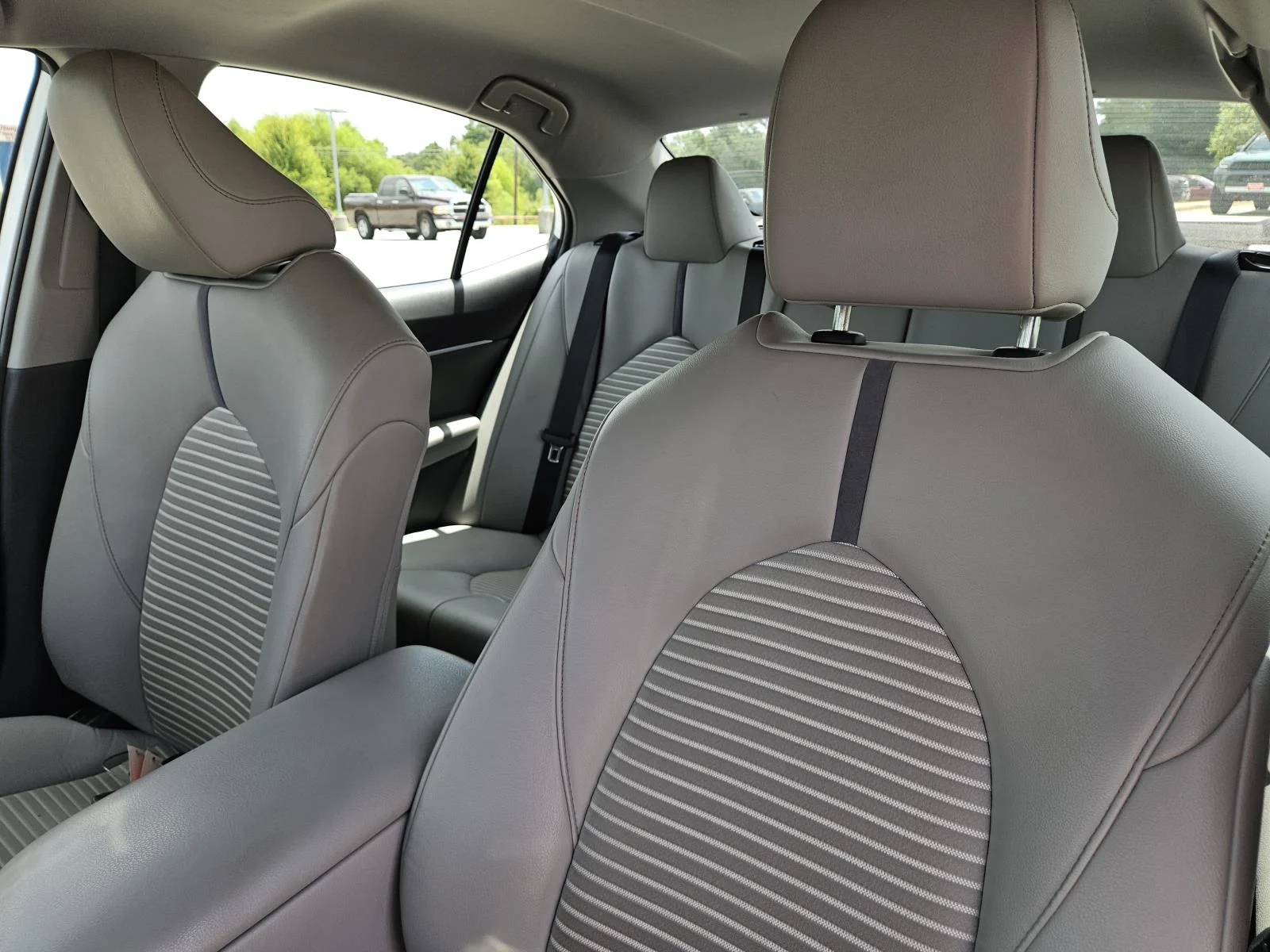 Used 2023 White Toyota SE Auto (Natl) image 25