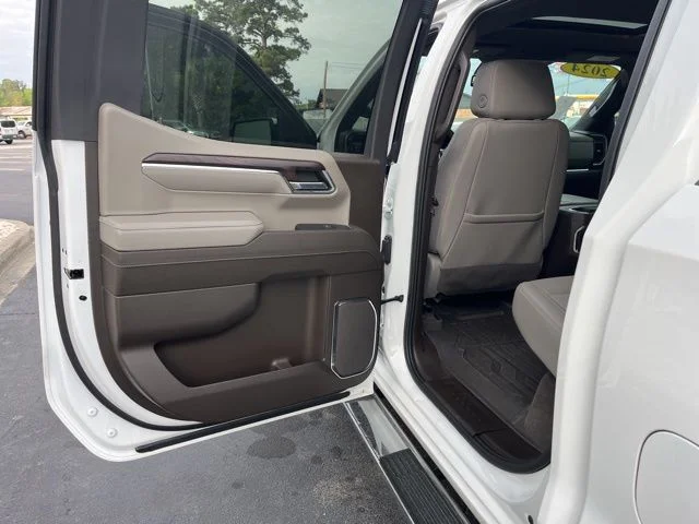 Used 2024 White GMC SLT image 9