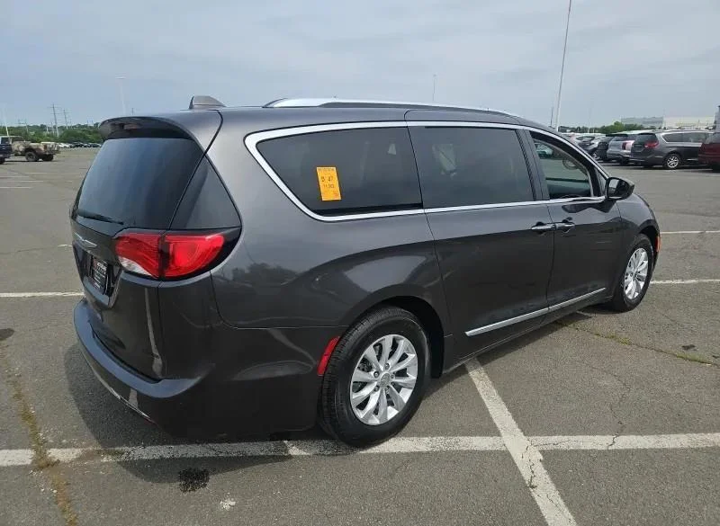 Used 2018 Granite Crystal Metallic Clearcoat Chrysler Touring L image 3